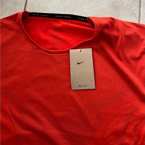 New Men’s Nike Trail Rise 365 red / orange Running Shirt DN4646-634 Outdoor - Picture 3 of 4